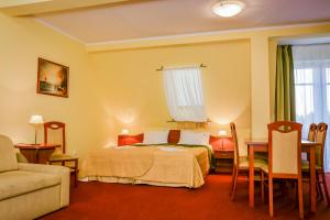 德兹维济诺西尔维亚民宿的酒店客房带一张床、一张桌子和椅子