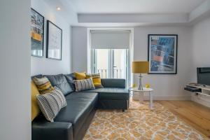 里斯本阿尔法马顶峰公寓的客厅配有沙发和桌子