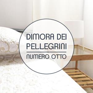 滨海波利尼亚诺Dimora dei Pellegrini 8的一间卧室配有一张床和镜子,上面有混音的佩勒格林