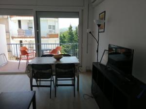 兰卡Apartament Passeig Maritim的一间带桌椅的客厅和一个阳台