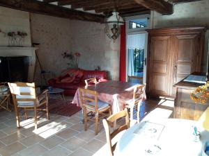 图尔农－圣马丹Gite rural DUNAND的客厅配有桌椅和沙发