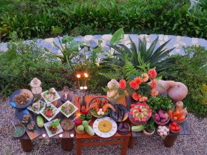萨帕萨巴克莱之家山区度假酒店的长凳上摆满了水果和蔬菜的桌子