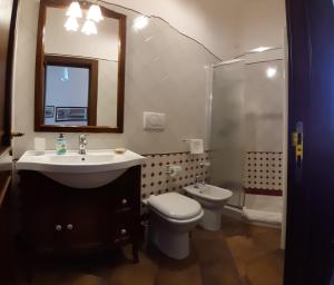 莱切B&B Corte Barocca的一间带水槽、卫生间和镜子的浴室