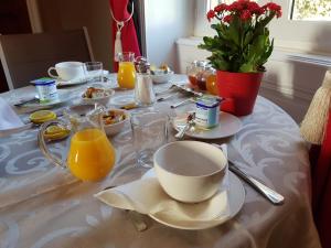 Saint-JulienChâteau de Colombier的餐桌上放有食物和橙汁