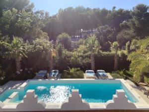 奇克拉纳－德拉弗龙特拉Kasbah Andaluz guest house的一座树木繁茂的庭院内的游泳池