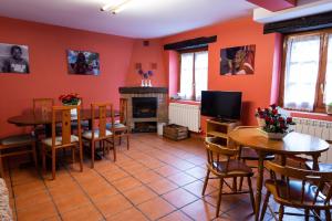 艾斯柯尔兹乡村阿丽诺乡村别墅的一间拥有橙色墙壁和桌椅的用餐室