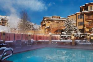 帕克城全季度假旅舍日出酒店的一座拥有圣诞树和建筑的游泳池