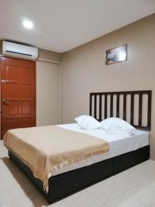 Pasir MasHotel Nawar的一间卧室设有一张床和一扇红色的门