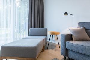 德鲁斯基宁凯Apartment Hotel Laisve的客厅配有沙发和椅子