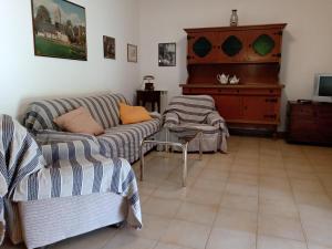 CampagnaticoLa Fondona的客厅配有2张沙发和1台钢琴