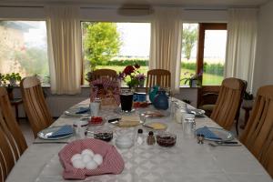 GjerlevShalom的餐桌上配有白色桌布和鸡蛋