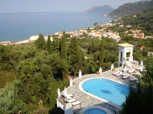 阿齐欧斯·贡多斯Dina's Paradise的享有带游泳池的房屋的空中景致