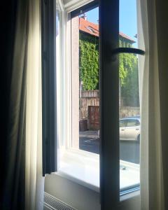 萨格勒布Apartment Zagreb Jacuzzi的享有街道景致的开放式窗户