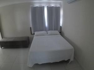 若昂佩索阿Pousada Tambaú的一间小卧室,配有白色的床和窗户