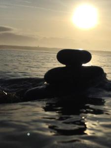 巴利巴宁McMunns of Ballybunion的海边的一堆岩石