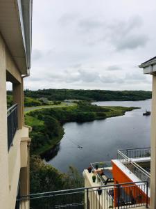 克利夫登Apartment 8, Clifden Bay Apartments的阳台享有河景