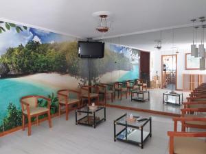 伊斯拉韦拉酒店的墙上有海滩壁画的房间