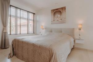 多德雷赫特ZEN b&b的白色的卧室设有床和大窗户