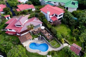 阿拉胡埃拉Villas Aracari的享有带游泳池的房屋的空中景致