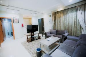 艾卜哈Layali Rahaf Chalets的带沙发和电视的客厅