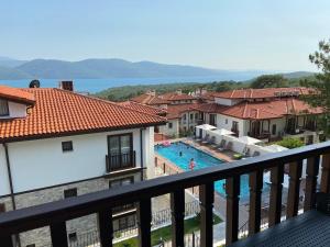 阿奇亚卡Verde Suites Akyaka的从房子的阳台上可欣赏到游泳池的景色