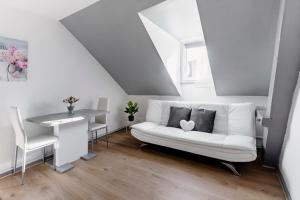圣路易Comfort Stay Basel Airport 3B46的客厅配有白色的沙发和桌子