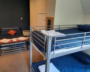 伯恩茅斯斯图尔特山酒店 的客房内的两张双层床