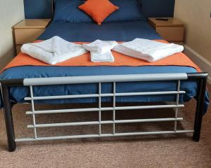 伯恩茅斯斯图尔特山酒店 的床上有两条白色毛巾