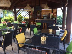 普纳奥亚法努阿酒店的一间带桌椅的餐厅和一间酒吧