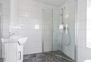 SkaftnesetRagnahuset - Koselig minihus i fiskevær的带淋浴和盥洗盆的白色浴室