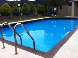 玛丽伯勒江科什汽车旅馆的一个带金属扶手的大型蓝色游泳池