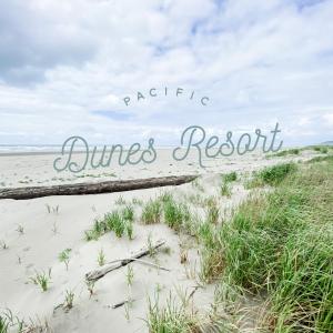 科帕利斯比奇Pacific Dunes Resort的海滩上标有读沙丘的标志