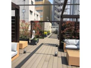 东京Act Hotel Roppongi - Vacation STAY 84273的阳台享有长椅和植物的景色