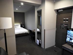 东京Act Hotel Roppongi - Vacation STAY 85366的酒店客房,配有床和电视