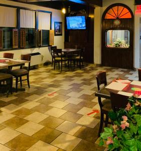 布里奇沃特布里奇沃特酒店的餐厅设有桌椅和平面电视。