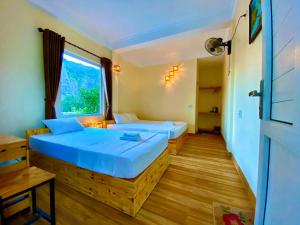 宁平Ha Lan Homestay的客房设有两张床和窗户。
