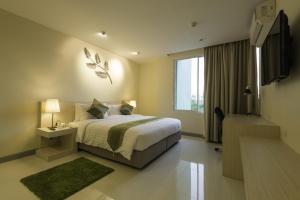 Tamarind Garden Hotel - SHA Plus Certified客房内的一张或多张床位