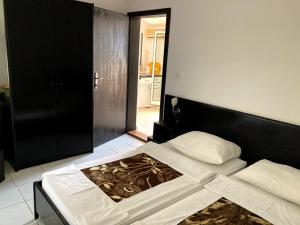 斯韦蒂·斯特凡Guest house Dragović的一间卧室配有一张带黑色床头板的床