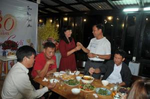 大叻Anh Trang Homestay的一群坐在桌子旁吃食物的人