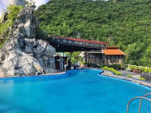 吉婆岛吉婆岛山景住宿加早餐旅馆的穿越游泳池的桥梁的火车