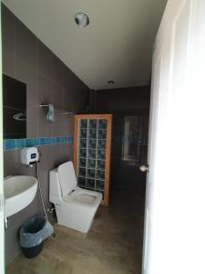 皮皮岛Ibiza Phi Phi的一间带卫生间和水槽的浴室