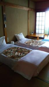 白马村Sakka Sanso山林小屋的酒店客房的两张床