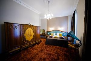 雅西Grand Hotel Traian的一间卧室配有一张大床和一个吊灯。