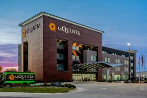 圣安东尼奥La Quinta by Wyndham San Antonio Alamo City的一座酒店大楼,上面有太阳星标