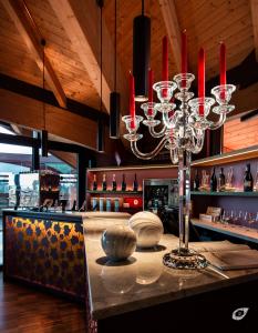 蒙特卡洛Buonamico Wine Resort的餐厅设有1间带吊灯的酒吧