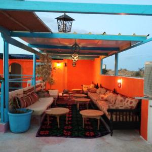 突尼斯Dar kenza Tunis的屋顶上带沙发和桌子的庭院
