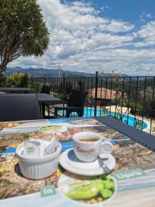 皮尼奥内Antiche Terre Hotel & Relax的餐桌,茶几,咖啡和一盘食物