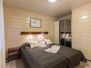 列维Holiday Home Sointuilevi 2 d 13 by Interhome的卧室配有一张床铺,位于带木墙的房间内