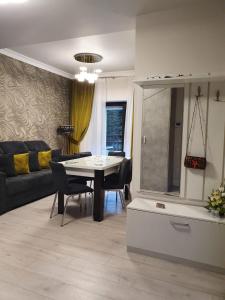 波亚纳布拉索夫Apartament Ozon Poiana Brasov的客厅配有桌子和沙发