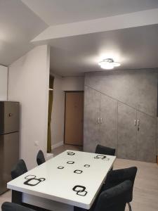 波亚纳布拉索夫Apartament Ozon Poiana Brasov的一间会议室,配有白色的桌子和椅子